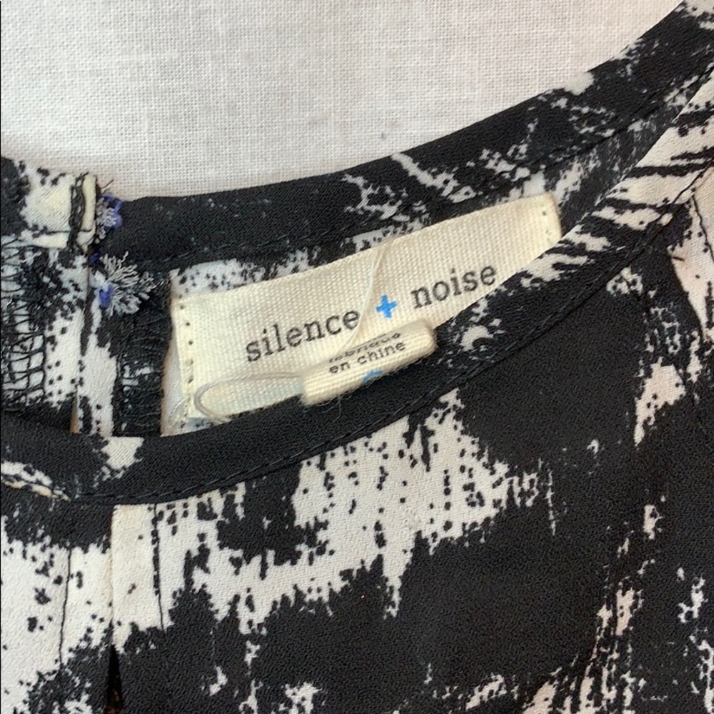 Silence and Noise Sleeveless Blouse - Picture 3 of 7